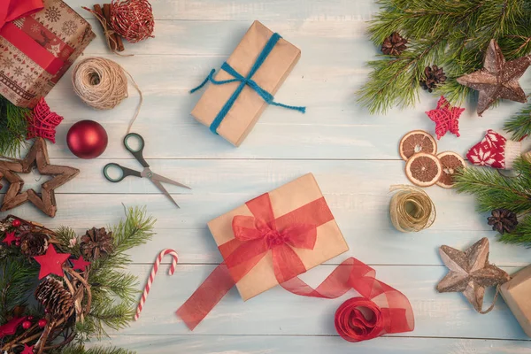 圣诞快乐 节日快乐 有装饰品和礼品盒的小包放在木制桌子上 顶部视图 圣诞节的传统 为您的文字留出空间 — 图库照片