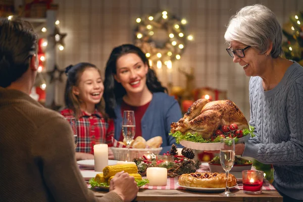 Frohe Weihnachten Glückliche Familien Essen Hause Abend Feiertag Und Zweisamkeit — Stockfoto