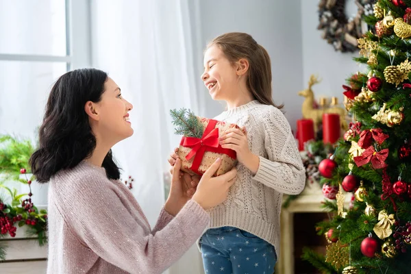 Mutlu Noeller Mutlu Tatiller Neşeli Anne Tatlı Kızı Hediye Değiş — Stok fotoğraf
