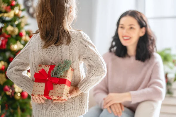 Selamat Natal Dan Selamat Libur Ibu Yang Ceria Dan Putrinya — Stok Foto