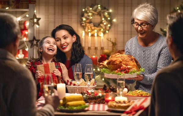 Selamat Natal Keluarga Bahagia Makan Malam Rumah Perayaan Liburan Dan — Stok Foto