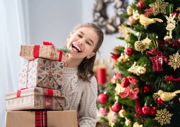 Buon Natale Buone Feste Carino Bambina Con Scatole Regalo Vicino — Foto Stock