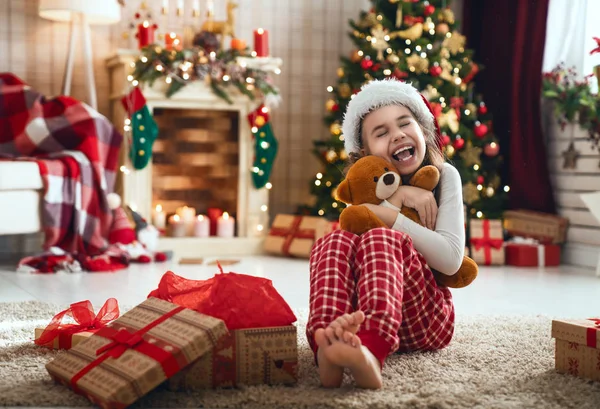 Bayramlar Sevimli Küçük Çocuk Noel Ağacının Yanında Mevcut Açılış Gülüyor — Stok fotoğraf