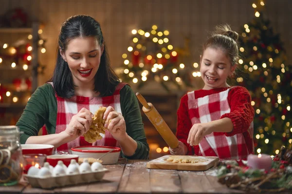 メリークリスマスとハッピーホリデー 家族の準備休日の食べ物 母娘クッキー — ストック写真