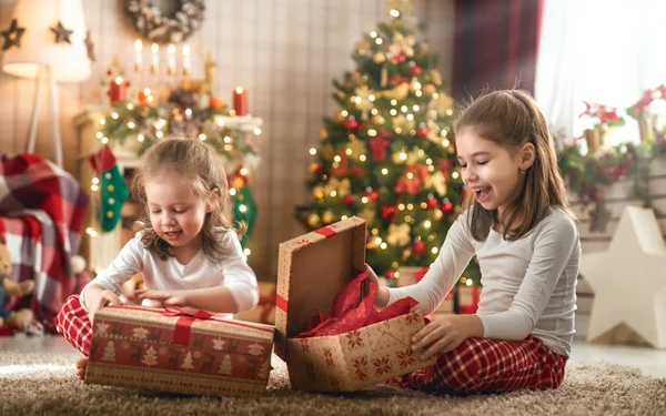 Merry Christmas Happy Holidays Vrolijke Schattig Childrens Meisjes Geschenken Openen — Stockfoto