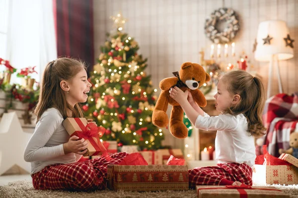 Feliz Navidad Felices Fiestas Alegre Lindos Niños Niñas Abriendo Regalos — Foto de Stock