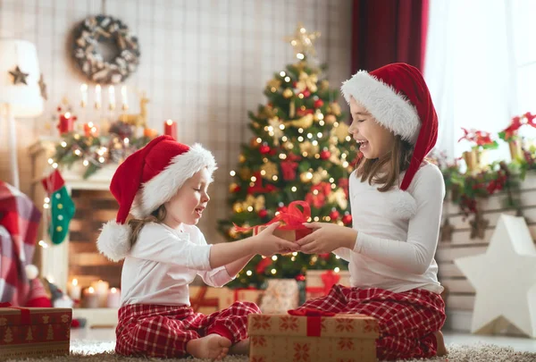 圣诞快乐 节日愉快 活泼可爱的孩子们打开礼物 孩子们早上在树旁穿睡衣玩得很开心 房间里有礼物的爱家 — 图库照片