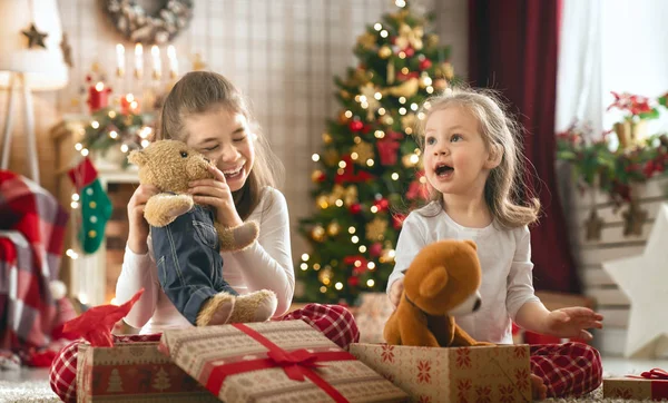 Girls opening Christmas gifts — Stock Photo, Image