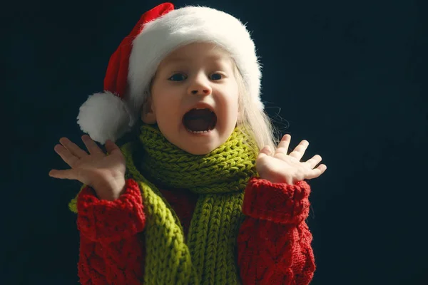 Pequeño niño sorprendido en Navidad . —  Fotos de Stock