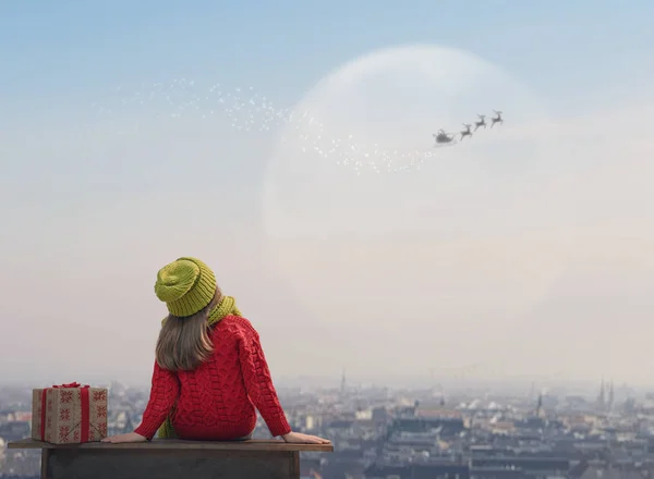 Bambini con regalo di Natale — Foto Stock