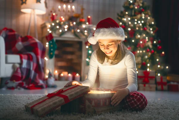 Meisje met kerstcadeaus — Stockfoto