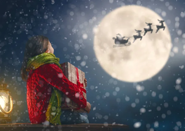 Fille avec des cadeaux de Noël — Photo