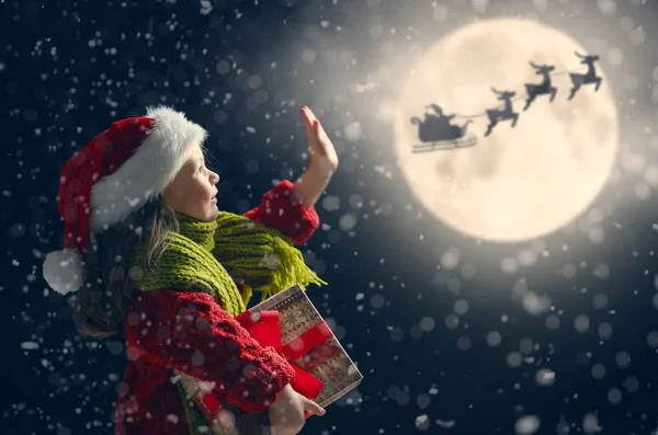 Menina com presentes de Natal — Fotografia de Stock