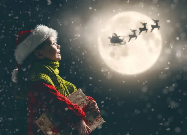 Fille avec cadeau à Noël — Photo