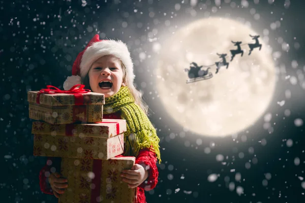 Menina com presente no Natal — Fotografia de Stock