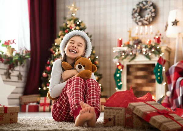 Mädchen öffnen Weihnachtsgeschenke — Stockfoto