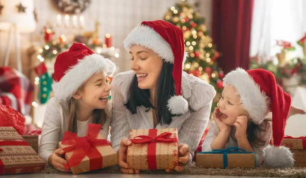 Familjen firar jul — Stockfoto
