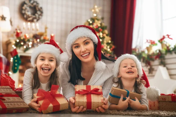 Familia celebrando la Navidad — Foto de Stock