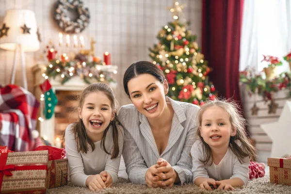 Familie fejrer jul - Stock-foto