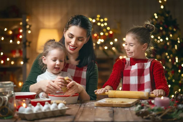 크리스마스 쿠키를 요리 하는 가족. — 스톡 사진