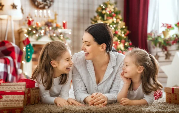 Famiglia che celebra il Natale — Foto Stock