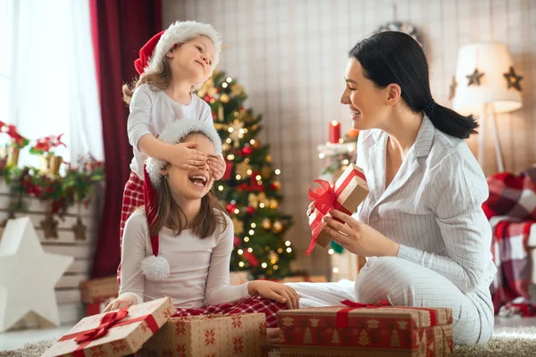 Familie feiert Weihnachten — Stockfoto