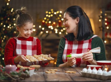 Aile Noel kurabiye pişirme.