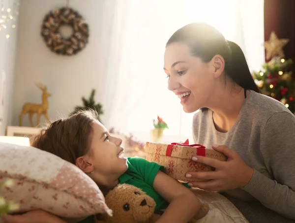 Anya lánya Cristmas ajándék készítése — Stock Fotó