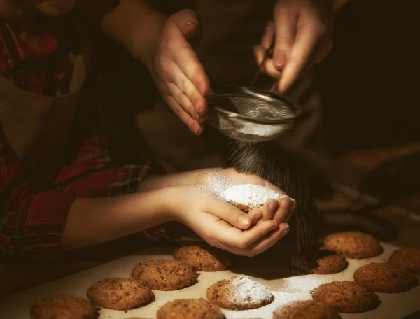 Mãos de mãe e filha preparando biscoitos — Fotografia de Stock