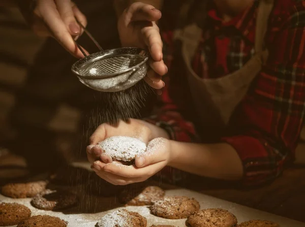 Mãos de mãe e filha preparando biscoitos — Fotografia de Stock