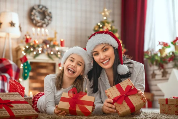 Famiglia che celebra il Natale — Foto Stock