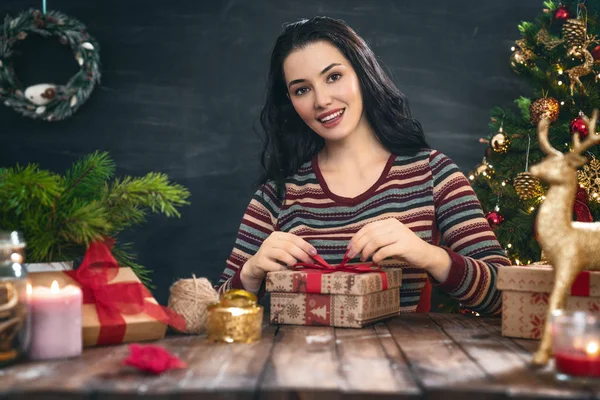 Donna che prepara un regalo di Natale — Foto Stock