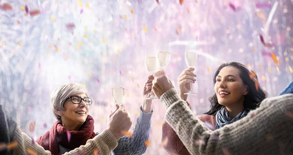 Menschen sehen Feuerwerk. — Stockfoto