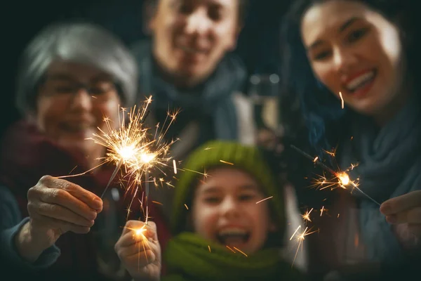 Família se divertindo no ano novo . — Fotografia de Stock