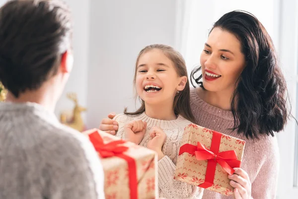 クリスマスを祝う家族 — ストック写真