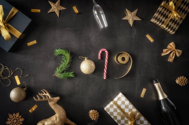 Baubles ve hediyeler siyah masa üzerinde