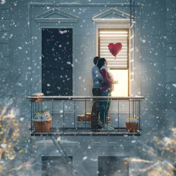 Coppia Romantica Possesso Regalo San Valentino Piedi Sul Balcone Appuntamento — Foto Stock