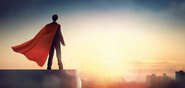 日没で街のスカイラインを見てスーパー ヒーローの実業家 リーダーシップとビジネスの勝利の概念 — ストック写真