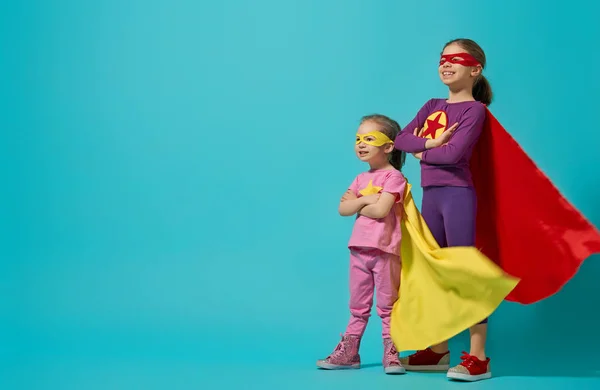 Malé Děti Hrají Superhrdina Děti Pozadí Světlé Stěny Dívka Moc — Stock fotografie