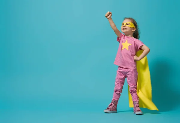 Niño Jugando Ser Superhéroe Niño Fondo Pared Azul Brillante Concepto — Foto de Stock