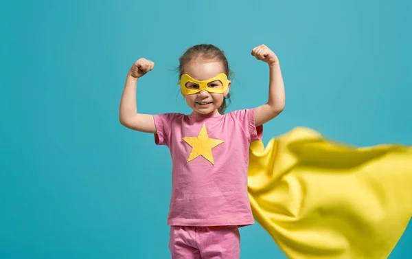 Criança Brincar Aos Super Heróis Miúdo Fundo Parede Azul Brilhante — Fotografia de Stock