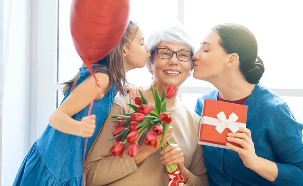 Šťastný Den Žen Dcera Gratuluje Mámě Babičce Jim Dávají Tulipány — Stock fotografie