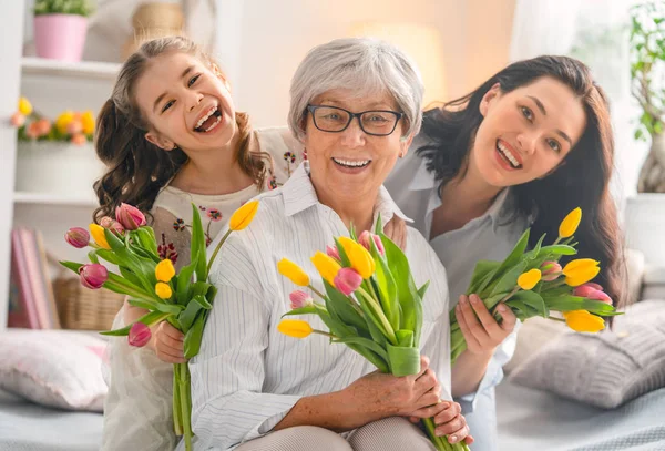 Счастливого Женского Дня Дочь Поздравляет Маму Бабушку Цветами Тюльпанов Бабушка — стоковое фото