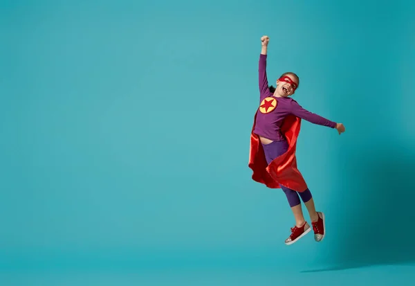 Niño Está Jugando Ser Superhéroe Niño Fondo Pared Azul Brillante — Foto de Stock