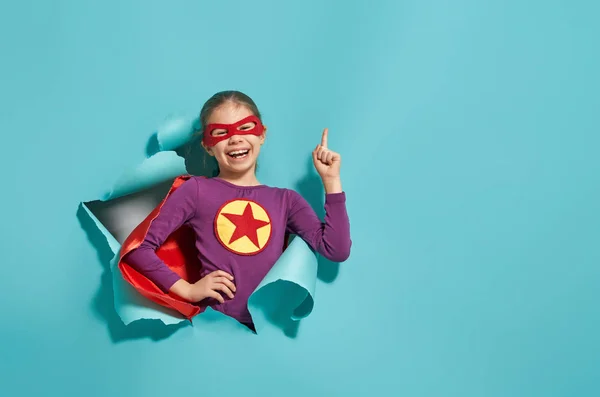 Lilla Barnet Spelar Superhjälte Kid Bakgrunden Ljusa Blå Vägg Girl — Stockfoto