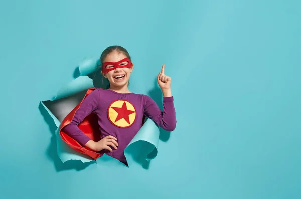 Niño Está Jugando Ser Superhéroe Niño Fondo Pared Azul Brillante —  Fotos de Stock