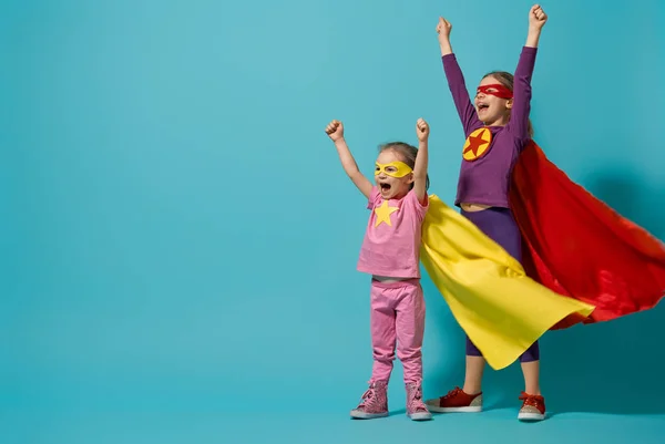 Маленькие Дети Играют Супергероев Дети Фоне Яркой Стены Концепция Власти — стоковое фото
