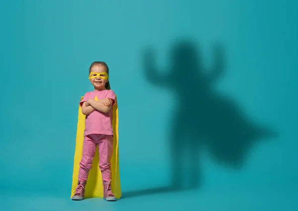 Kisgyerek Szuperhőst Játszik Gyerek Háttérben Fényes Kék Fal Lány Erő — Stock Fotó