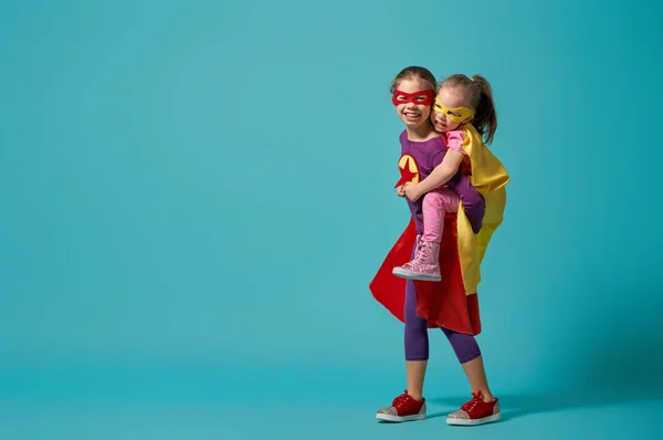 Små Barn Spelar Superhjälte Barnen Bakgrunden Ljusa Väggen Girl Power — Stockfoto