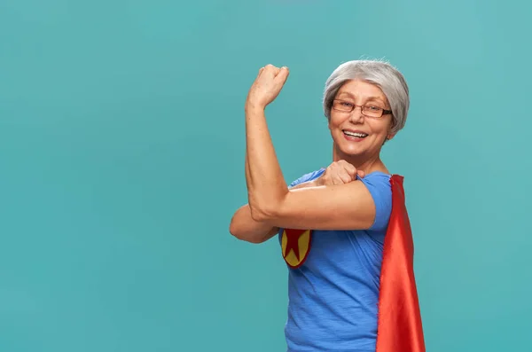 Joyful Bela Mulher Sênior Traje Super Herói Posando Fundo Turquesa — Fotografia de Stock